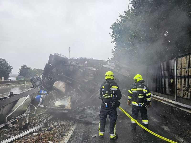 Schwerer LKW-Unfall auf der A2 Südautobahn bei Wernberg (Bild 2)